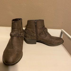Size 8m XOXO brown ankle boots